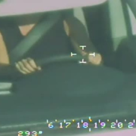 Conducir sin manos para echarse crema o mandar wasap: las últimas infracciones de la DGT