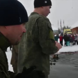 Los rusos desafían el frío bañándose en agua helada