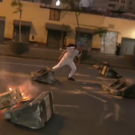 Continúan las violentas protestas en Perú tras el adelanto electoral