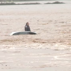 Los vecinos evacuados en Badajoz han pasado la noche en vela y pendientes del cielo