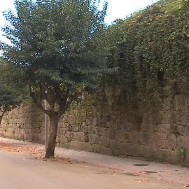 Los balones perdidos tras el muro de un convento de Pontevedra vuelven con sus dueños
