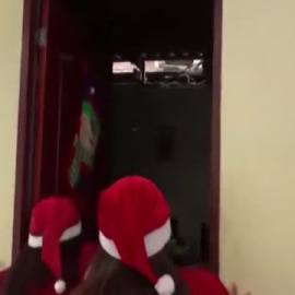 Policías disfrazados de Papa Noel llevan a cabo un operativo policial de narcotráfico