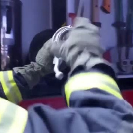 Los bomberos de Kiev trabajan para sofocar las llamas que ha dejado el último ataque ruso