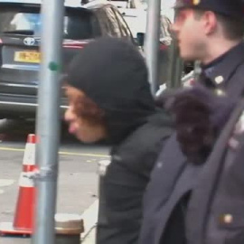 Una mujer roba los regalos de navidad de Robert De Niro