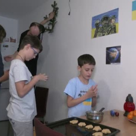 Las familias de refugiados ucranianos intentan mantener vivo el espíritu navideño desde lejos de casa