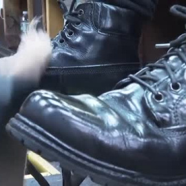 Limpiabotas, una profesión amenazada por el teletrabajo