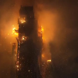 Aparatoso incendio en un rascacielos en construcción en Hong Kong