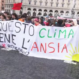 Jóvenes italianos se manifiestan contra el cambio climático