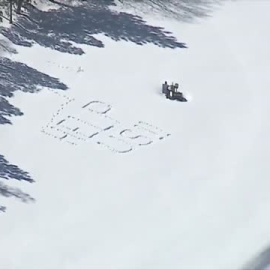 Residentes aislados en las montañas de California escriben el mensaje "Ayudadnos" en la nieve
