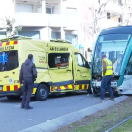 Un tranvía embiste a una ambulancia en la avenida Diagonal de Barcelona