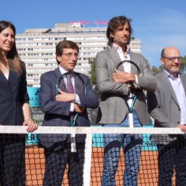 El alcalde de Madrid juega un partido de tenis contra Feliciano López en Colón  