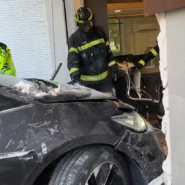 Un coche se empotra contra la fachada de una empresa en Madrid