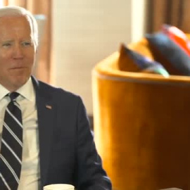 Biden se reúne con el primer ministro británico en Belfast para mostrar la buena relación entre ambos países