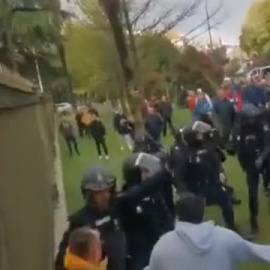 Duros enfrentamientos entre policía y mejilloneros en Santiago 