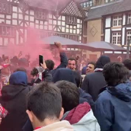 Decenas de sevillistas cantan unidos por las calles de Manchester 