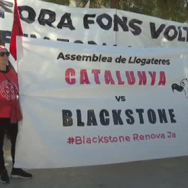 Un centenar de personas protesta en Sitges para reclamar un nuevo modelo de vivienda pública