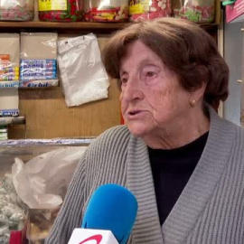 Un pequeño puesto de gominolas de Barcelona se convierte en punto de encuentro vecinal