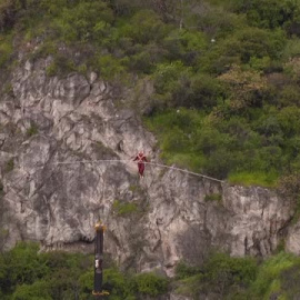 Un funambulista logra cruzar el río Danubio sobre un cable a 30 metros de altura