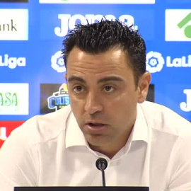 Xavi se queja del estado del césped y del sol tras su empate sin goles ante el Getafe