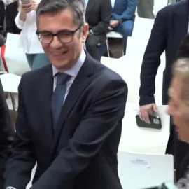 Ayuso impide que Bolaños suba a la tribuna en el desfile del 2 de Mayo bajo un pretexto protocolario