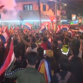 Miles de paraguayos protestan contra la victoria de Santiago Peña en las elecciones