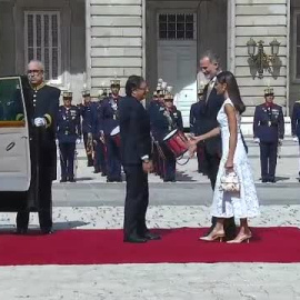 Felipe VI recibe al presidente de Colombia en el Palacio Real con honores militares  