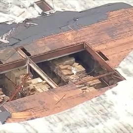 Un pequeño tornado destroza varios tejados en Carson, California 