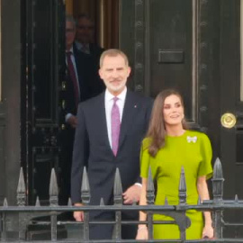 Los Reyes abandonan la Embajada de España en Londres para acudir a una recepción y cena de gala en el Palacio de Buckingham