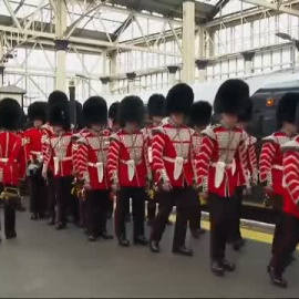 Miembros de la Marina Real británica llegan en tren a Londres para la coronación de Carlos III