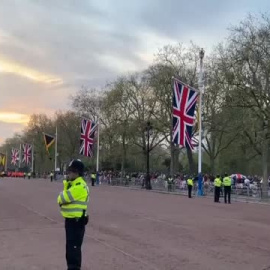 Los primeros espectadores cogen sitio en las calles de Londres para no perder detalle de la coronación