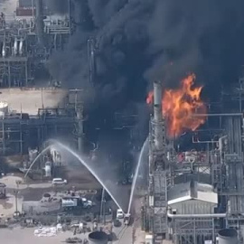 Una explosión causa un incendio en una planta química de Shell en Houston