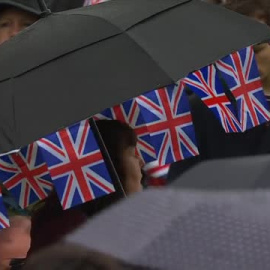 Lluvia, paraguas, miles de asistentes y fervor real en las calles de Londres 