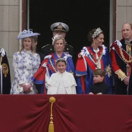 Carlos III y Camila saludan a los británicos desde el balcón del palacio de Buckingham