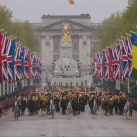 Carlos y Camila eligen la carroza más moderna para desfilar hasta la coronación