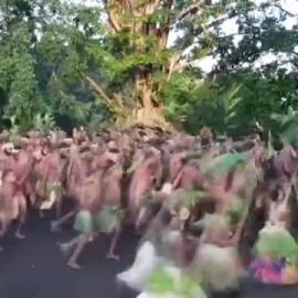 Vecinos de la isla de Tanna celebran la coronación de Carlos III con bailes tradicionales
