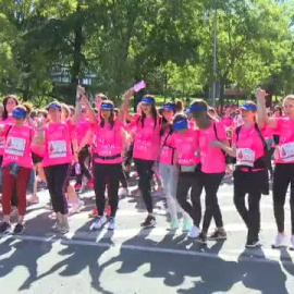 Una 'marea rosa' invade Madrid en la Carrera de la Mujer