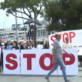 Una manifestación en Barcelona reclama acabar con el turismo de cruceros