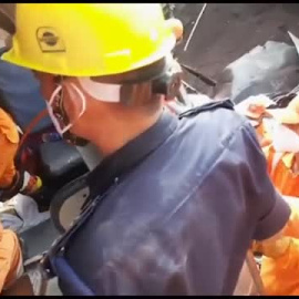 Búsqueda de supervivientes contra reloj entre los restos de los trenes siniestrados en la India