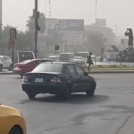 Una impresionante tormenta de arena cubre el cielo de Bagdad