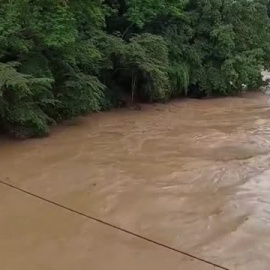 Seis ríos desbordados y 500 evacuados por fuertes lluvias en Esmeraldas, Ecuador