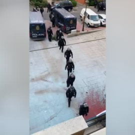 La policía desaloja a las 18 familias en situación vulnerable que ocupaban un inmueble de Móstoles, en Madrid