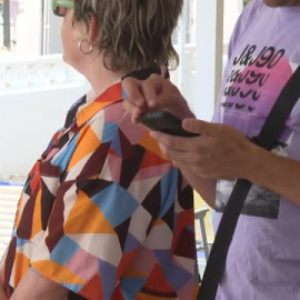 Colas de hasta cuatro horas bajo el sol para votar en La Manga