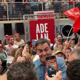 Entrada de Pedro Sánchez en el acto de cierre de campaña del PSOE
