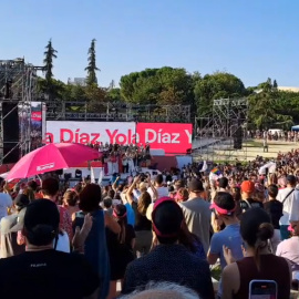 Salida de Yolanda Díaz al escenario del acto de cierre de campaña de Sumar