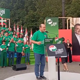 Andoni Ortuzar se anima a cantar en el cierre de campaña del PNV