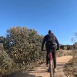 Sánchez aprovecha la jornada de reflexión para montar en bicicleta por la sierra de Madrid
