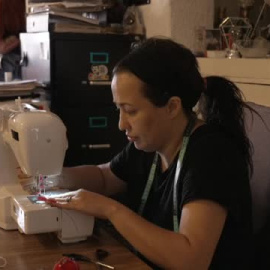 Delia Quiroa crea la Barbie "Madre Buscadora", un símbolo de todas las personas desaparecidas en México