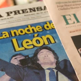 El peso argentino se desploma tras la primera victoria electoral de Javier Milei