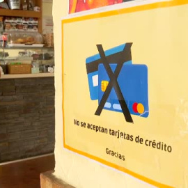Facua denuncia a los establecimientos que no permiten pagar con tarjeta pese a anunciarlo