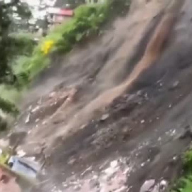 Varias viviendas son arrasadas por un corrimiento de tierras en la India